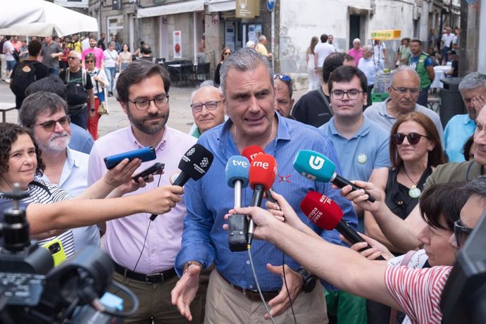 Ortega Smith (Vox) atiende a los medios en Santiago de Compostela.