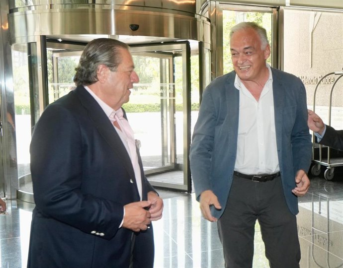 El vicesecretario de Institucional del PP y cabeza de lista al Congreso por Valencia en las elecciones del 23J, Esteban González Pons, junto al presidente de la Asociación Valenciana de Empresarios (AVE), Vicente Boluda, este miércoles en Valncia