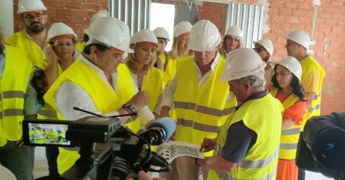 El candidato número uno del Congreso, Gabriel Cruz, ha visitado este miércoles las obras de un centro de Alzheimer en Bollullos Par del Condado (Huelva).