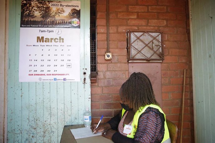 Archivo - Un colegio electoral durante las parlamentarias y locales anticipadas celebradas en marzo de 2022 en Zimbabue