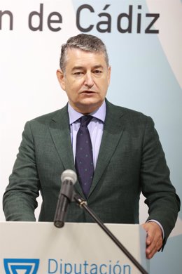 Antonio Sanz comparece ante los medios durante su visita a la Diputación Provincial de Cádiz.