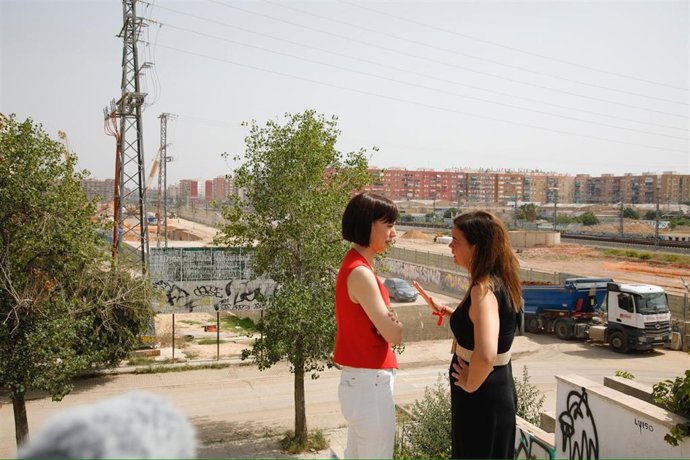 La ministra de Ciencia e Innovación y cabeza de lista por la provincia de Valncia, Diana Morant, y la poravoz socialista en el Ayuntamiento de Valncia, Sandra Gómez,