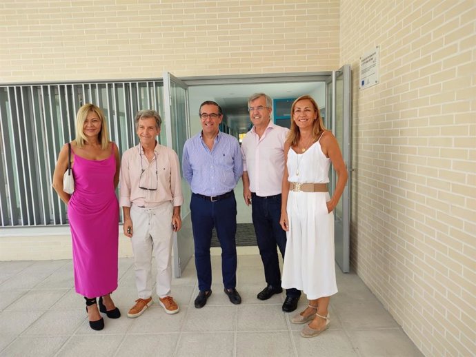 El delegado de Desarrollo Educativo, Miguel Briones, en Estepona, junto al alcalde, José María García Urbano; la concejala de Educación, Paula Herrera, el técnico de Educación, José Esquivel, en una visita al CEIP Isdabe del Mar de Cancelada