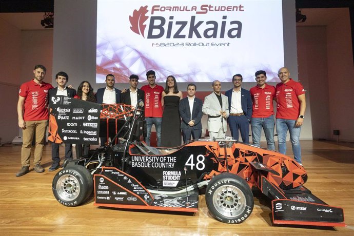 Archivo - El equipo FS Student Bizkaia durante la presentación del prototipo