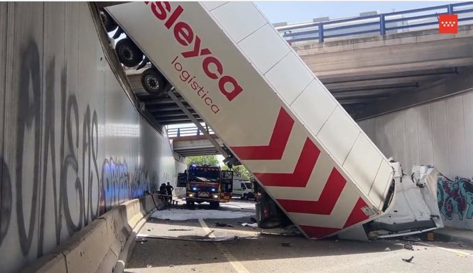 Archivo - Un camión cae de la M-50 a la R-4 y provoca un gran atasco y un herido leve