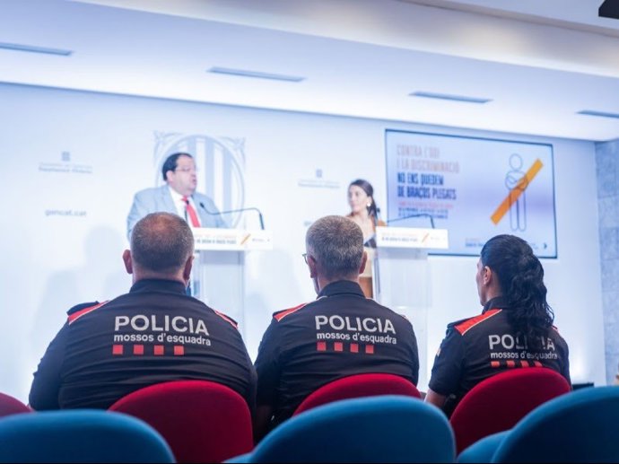 El conseller de Interior, Joan Ignasi Elena, y la directora general de Administración de Seguridad, Sonia Andolz, en la presentación de un nuevo protocolo contra casos de odio y discriminación
