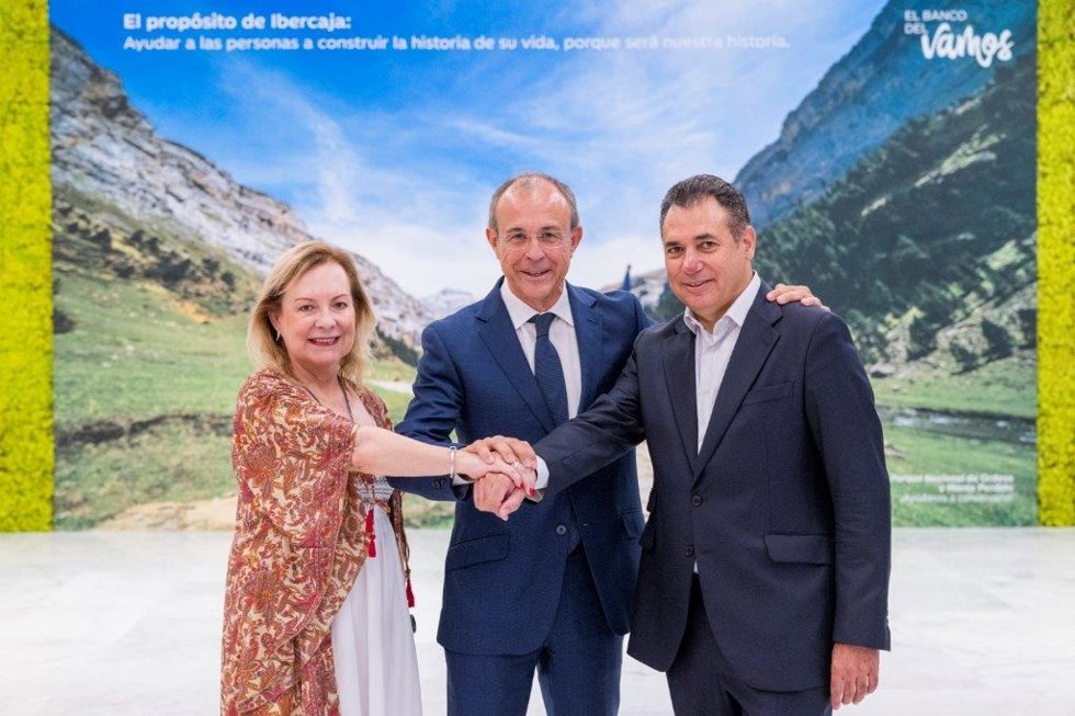 La presidenta de Cepyme Zaragoza, María Jesús Lorente; el director territorial de Ibercaja en Aragón, Antonio Lacoma; y el presidente de la Federación de Empresarios del Metal de Zaragoza.