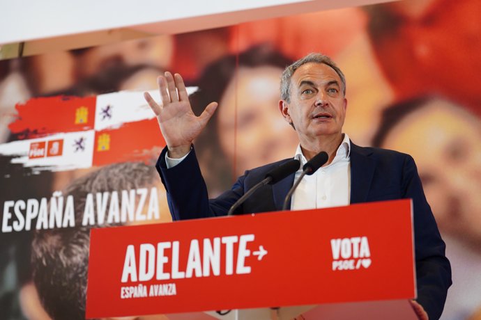 El expresidente del Gobierno de España José Luis Rodríguez Zapatero interviene en una comida mitin con militantes socialistas en el hotel Bardo Recoletos Coco, a 19 de julio de 2023, en Salamanca, Castilla y León (España). 