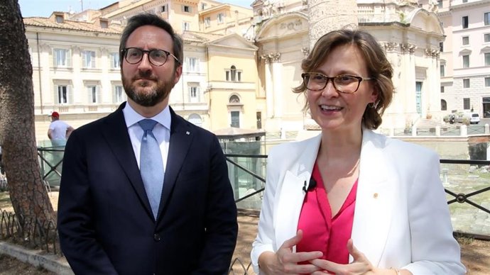 La consellera de Acción Exterior, Meritxell Serret, con el delegado del Govern en Italia, Luca Bellizzi, en Roma.