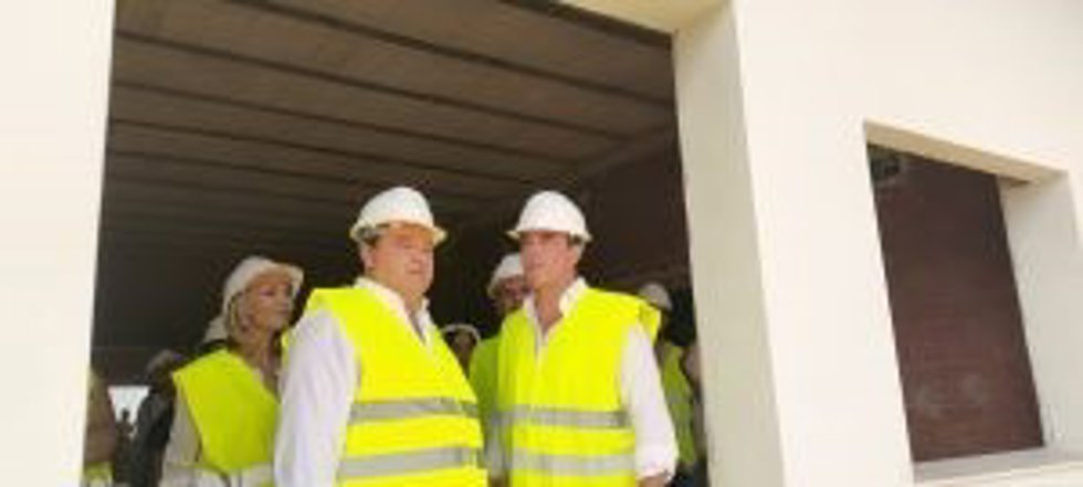 El candidato número uno del PSOE al Congreso por Huelva, Gabriel Cruz, junto al alcalde de Bollullos Par del Condado, Rubén Rodríguez.