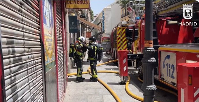 Bomberos de nuevo ingreso rescatan a una mujer en el incendio de su vivienda en La Latina