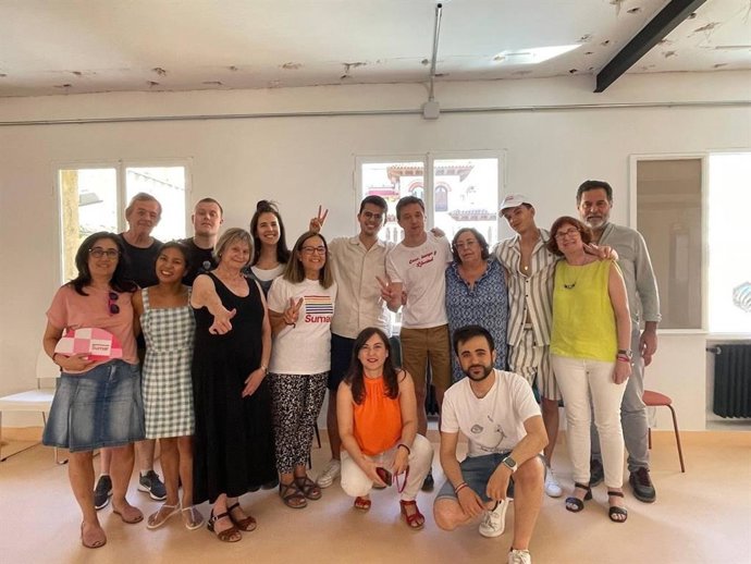 El líder de Más País y número cuatro de la lista de Sumar por Madrid, Íñigo Errejón, junto a voluntarios de la comunidad digital de la candidatura de Yolanda Díaz 'Amigas de Sumar'.