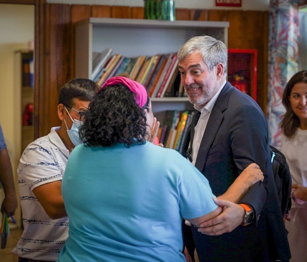 El presidente de Canarias, Fernando Clavijo, visita el Centro de Adultos Hermano Pedro, ubicado en el popular barrio de Las Delicias, en Santa Cruz de Tenerife.