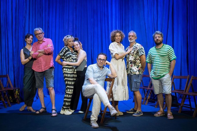 (I-D) El reparto de la obra, los actores Lluis Soler, Marta Ribera; las actrices, Montse Guallar, Queralt Casasayas, el director de la obra Sergi Belbel; la actriz ngels Gonyalons y los actores Jordi Díaz y Biel Durán, posan durante la presentación de 