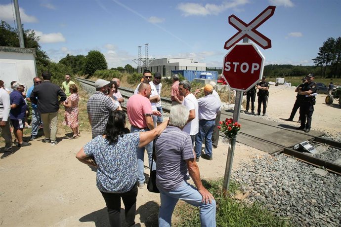 Vecinos de las parroquias de Coeo y Recimil durante una concentración donde han cortado la vía del tren en la que fallecieron dos jóvenes al cruzar el paso a nivel, a 19 de julio de 2023, en Recimil, Lugo, Galicia (España).