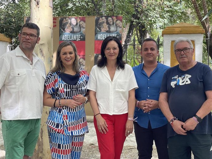 Crespín (centro), entre Serrano y Oliván, durante su visita a Baena.