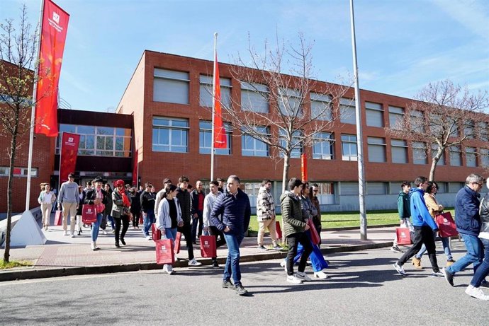 Archivo - Sábado de Puertas Abiertas el 6 de mayo en la Universidad de La Rioja para conocer las instalaciones y oferta académica del campus para el curso 2023-2024