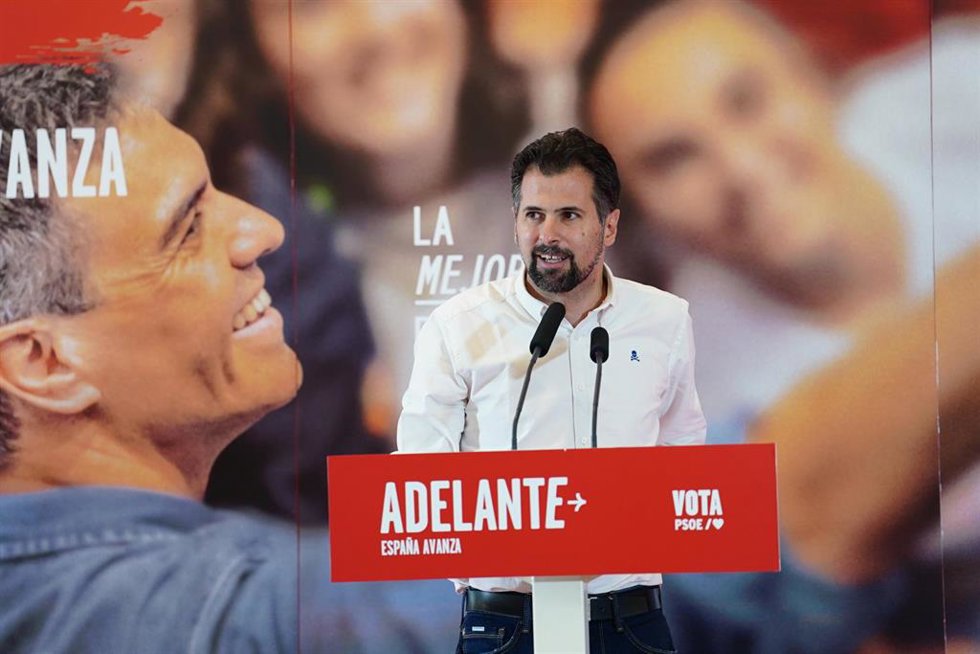 El  secretario general del PSCyL, Luis Tudanca, interviene en un mitin con militantes socialistas en el hotel Bardo Recoletos Coco, en Salamanca.