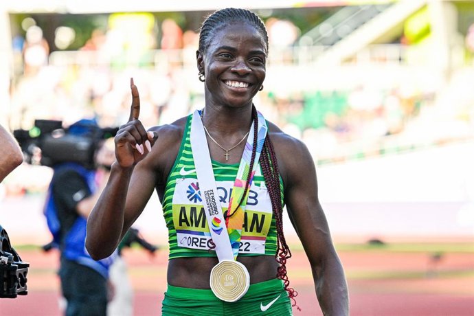 Archivo - Tobi Amusan  con la medalla de Oro del Mundial de Oregón