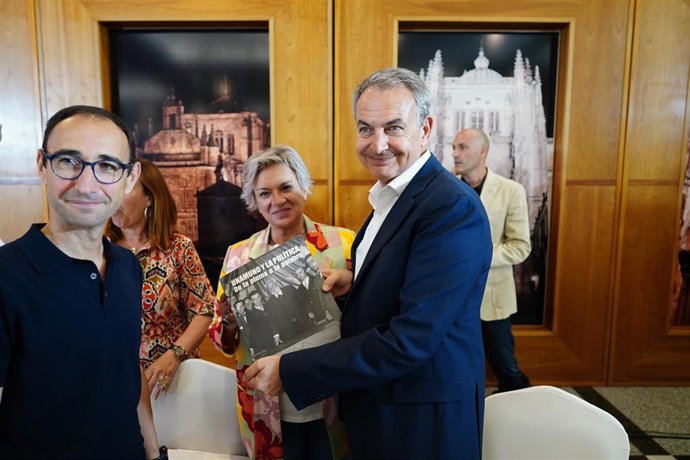 El candidato del PSOE por Salamanca, David Serrada (i); la senadodra Elena Diego; y el expresidente del Gobierno de España José Luis Rodríguez Zapatero (d), durante un mitin en el hotel Bardo Recoletos Coco, a 19 de julio de 2023, en Salamanca  (España)