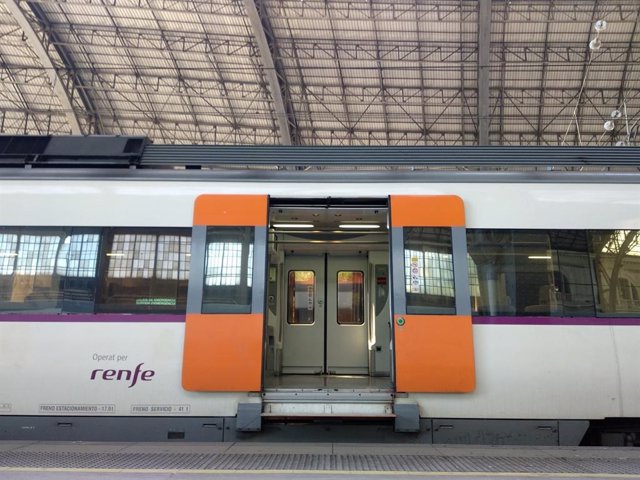 Archivo - Un tren de Renfe