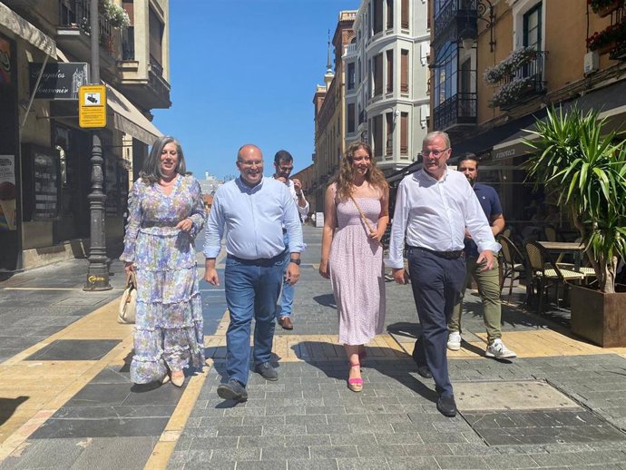 El vicesecretario general de Organización del Partido Popular, Miguel Tellado, junto con los candidatos del PP al Congreso y al Senado, durante su visita a León para celebrar un acto de campaña.