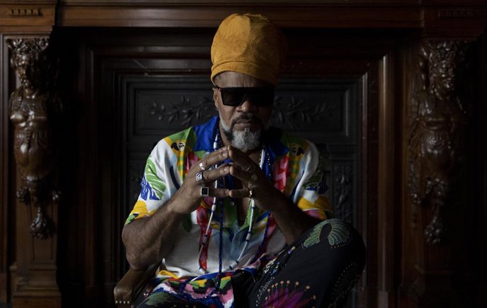 El embajador Iberoamericano de la Cultura, Carlinhos Brown, posa tras una entrevista con Europa Press, a 19 de julio de 2023, en Madrid (España). Carlinhos Brown es un cantante, percusionista, compositor, artista plástico y activista social brasileño co