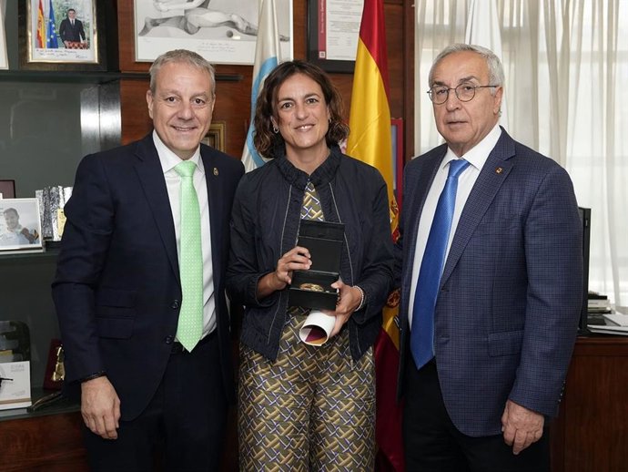 La ex responsable de la Fundación Trinidad Alfonso Elena Tejedor recibe la Medalla e Insignia de Oro al Mérito Deportivo de la RFEBM.