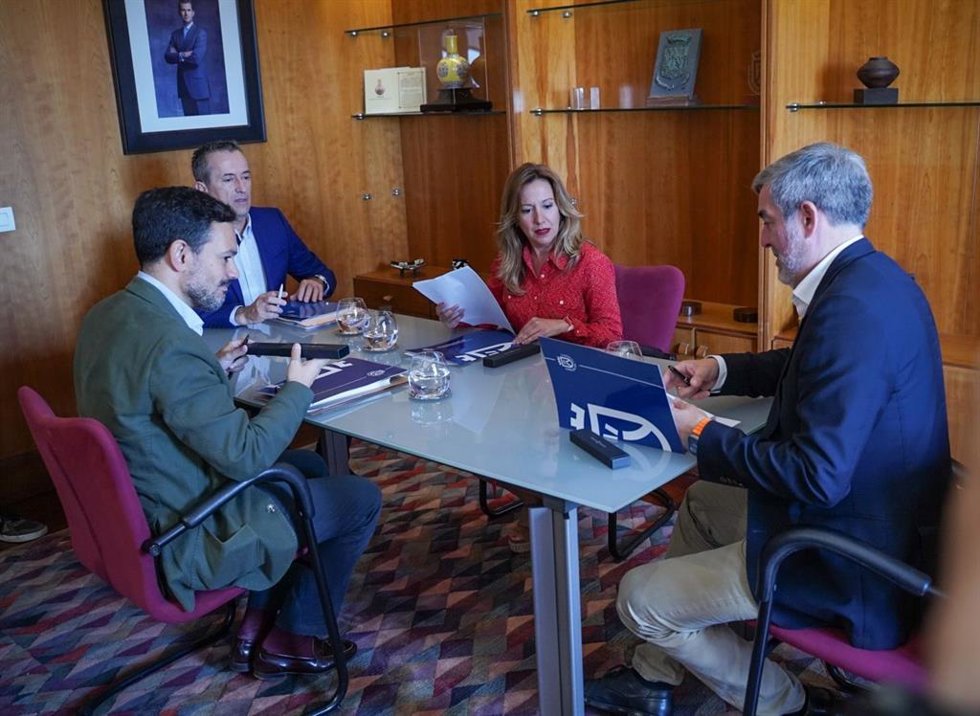 El presidente del Gobierno de Canarias, Fernando Clavijo (d), en una reunión con la presidenta del Cabildo de Tenerife, Rosa Dávila, el vicepresidente, Lope Afonso y el consejero  Presidencia, José Miguel Ruano