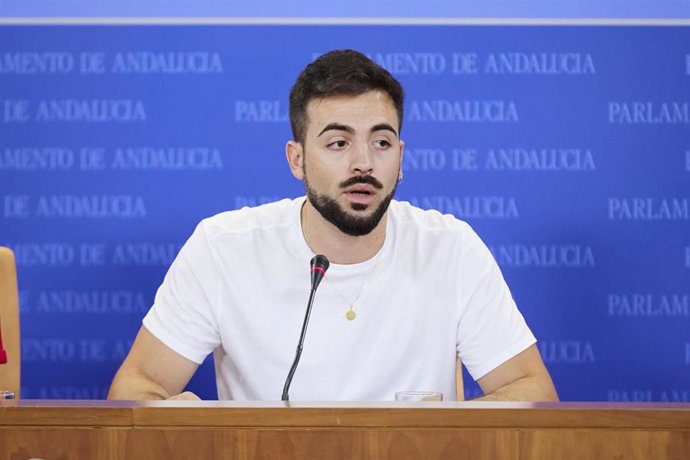 El portavoz adjunto del Grupo Por Andalucía, José Manuel Gómez, durante la ronda de ruedas de prensa de portavoces de los grupos parlamentarios en el Parlamento de Andalucía, a 19 de julio de 2023 en Sevilla (Andalucía, España). Los portavoces de los gr