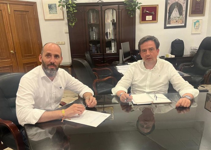 El delegado de Cultura (izda.) ha informado al alcalde de Lucena de la inscripción de La Santería de Lucena como BIC.