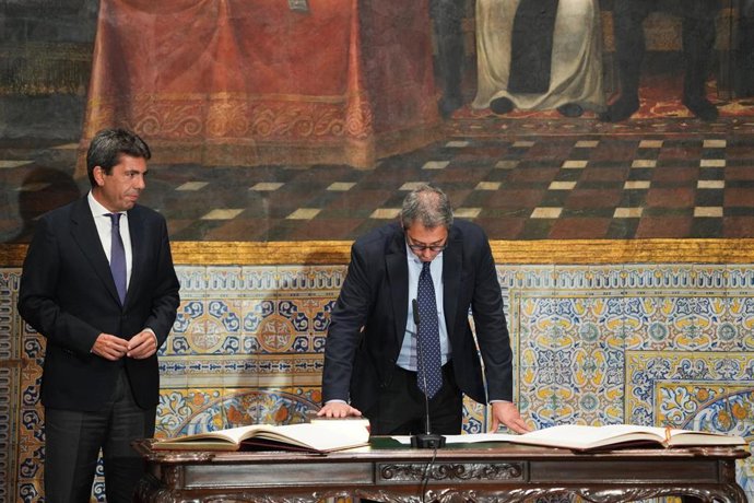 El nuevo vicepresidente primero y conseller de Cultura de la Generalitat Valenciana, Vicente Barrera, jura su cargo