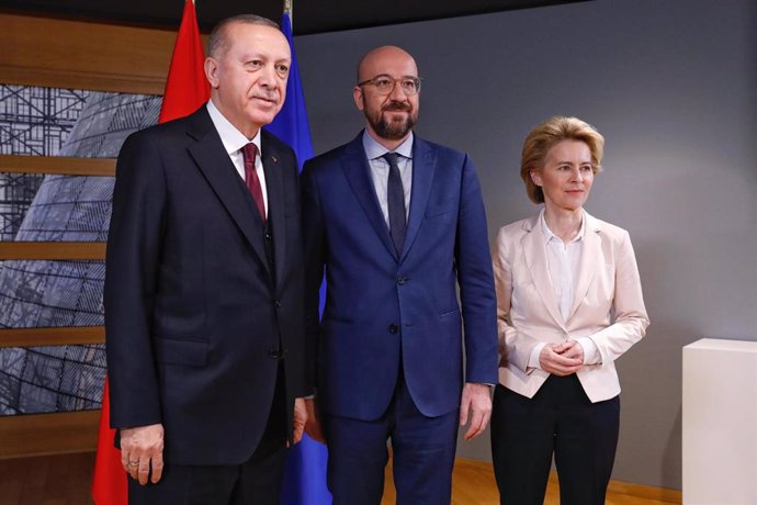 Archivo - El presidente de Turquía, Recep Tayyip Erdogan, junto al presidente del Consejo Europeo, Charles Michel, y la presidenta de la Comisión Europea, Ursula von der Leyen, en Bruselas (Bélgica)