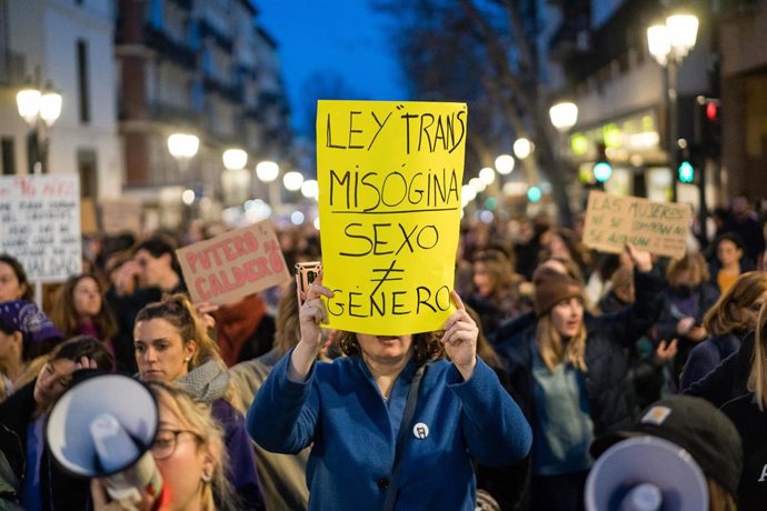 Archivo - Una mujer con un cartel durante una manifestación convocada por el 8M.