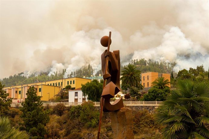 Humo del incendio forestal declarado en  la Palma, cerca de las viviendas, a 15 de julio de 2023, en Puntagorda