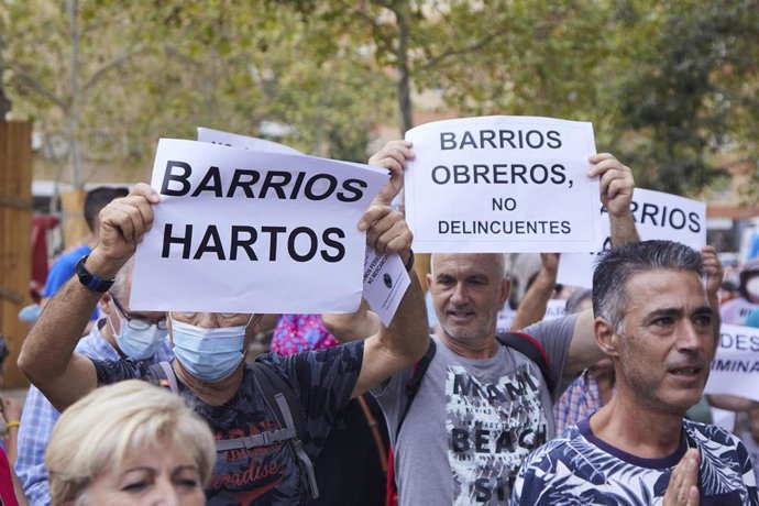 Archivo - Numerosos vecinos durante la protesta del colectivo Barrios Hartos protesta frente a la sede de Endesa, fotografía de archivo