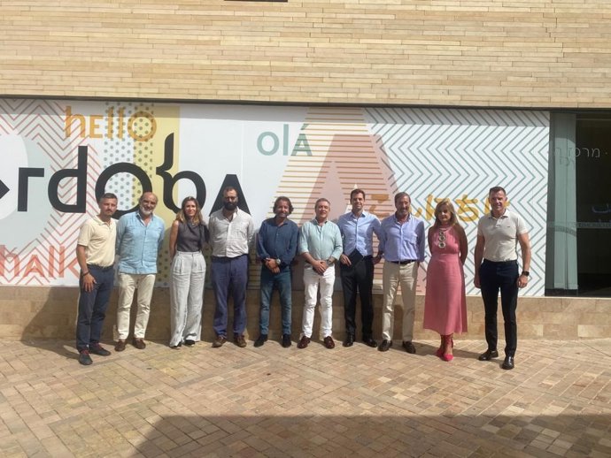 García-Ibarrola y Fragero (centro), con otros responsables del Ayuntamiento y Aehcor.