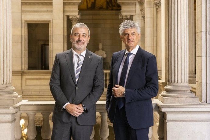 El alcalde de Barcelona, Jaume Collboni, se reúne con el consejero delegado de Cellnex, Marco Patuano, en el Ayuntamiento.