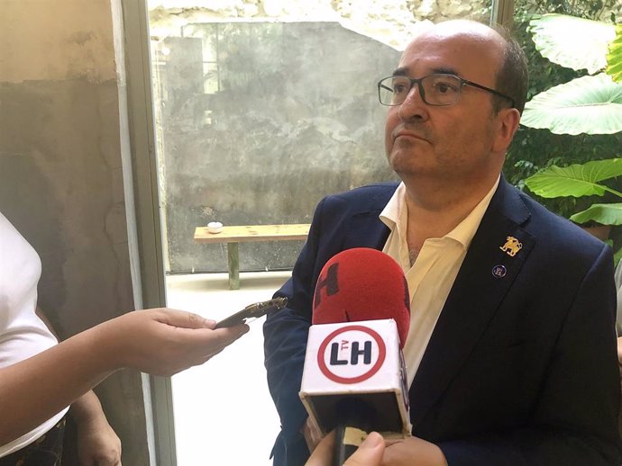 El número 2 del PSC por Barcelona y ministro Miquel Iceta, en L'Hospitalet.