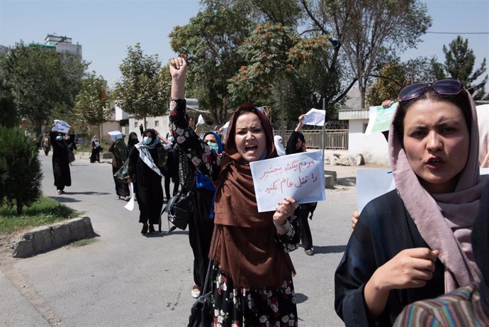 Archivo - Protesta de mujeres en Afganistán contra las políticas que cercenan sus derechos impuestas por los talibán.