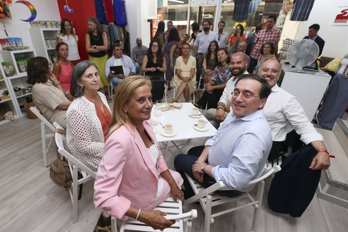 La expresidenta de la diputación de Pontevedra, Carmela Silva (c); la candidata al senado por el PSOE, Marica Adrio (i); y el ministro de Asuntos Exteriores, José Manuel Albares, se reúnen con colectivos de la Coordinadora Galega de ONGD, en la tienda d