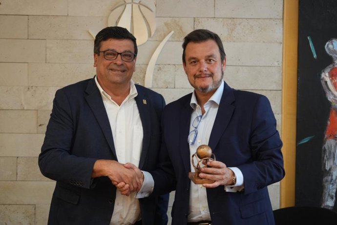 Víctor Francos visita la sede de la Federación Catalana de Baloncesto