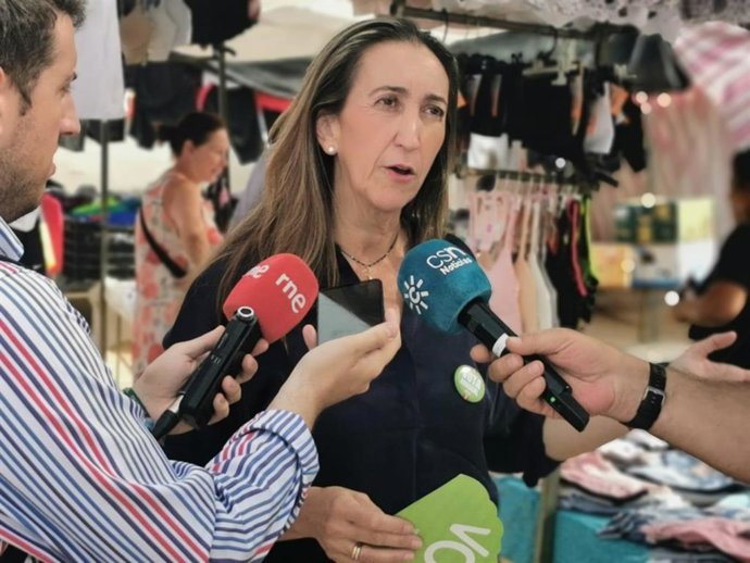 Badanelli atiende a los medios.