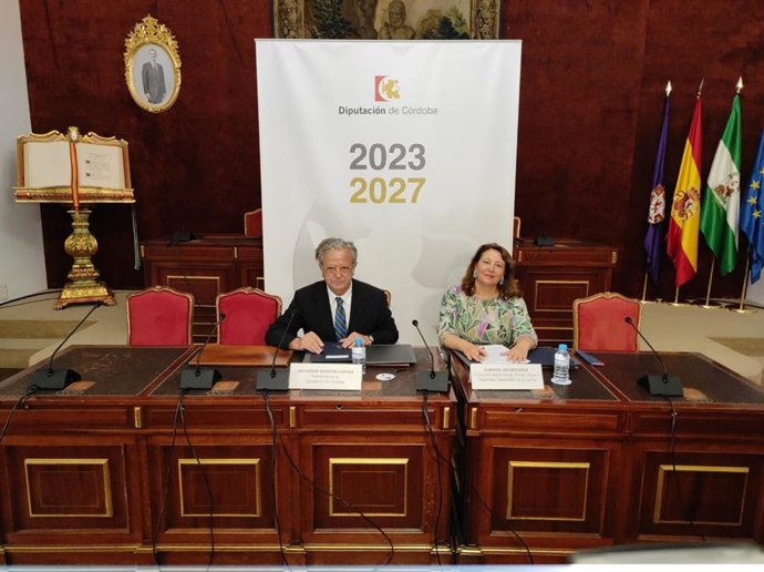 El presidente de la Diputación de Córdoba, Salvador Fuentes, y la consejera de Agricultura, Pesca, Agua y Desarrollo Rural de la Junta de Andalucía, Carmen Crespo, en la firma del acuerdo.