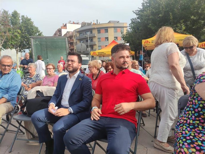 El presidente de la Generalitat y coordinador nacional de ERC, Pere Aragons, y el candidato de ERC al Congreso por Barcelona, Gabriel Rufián, en un acto en L'Hospitalet de Llobregat