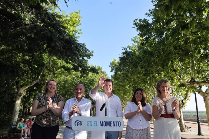 Isabel Blanco, consejera de Familia; José María Barrios, candidato del PP de Zamora al Senado; Alfonso Fernández Mañueco, presidente del PP de Castilla y León; Beatriz Asensio, alcaldesa de Benavente; y Elvira Velasco, candidata del PP de Zamora al Cong