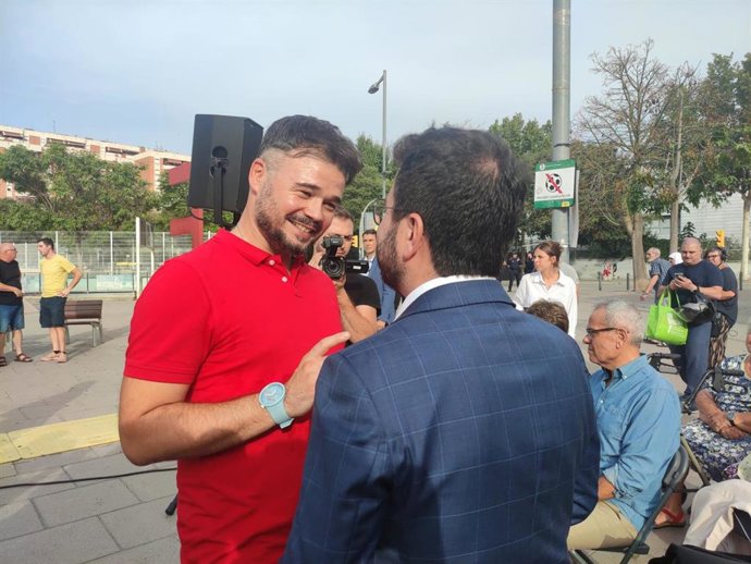 El candidato de ERC al Congreso, Gabriel Rufián, habla con el presidente de la Generalitat, Pere Aragons, en un acto de campaña en L'Hospitalet de Llobregat
