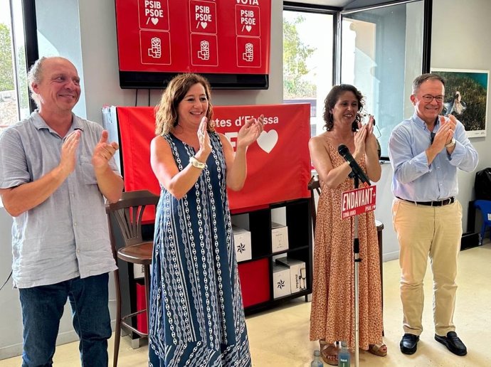 La candidata del PSIB en el Congreso, Francina Armengol; la número tres, Milena Herrera; el candidato de la coalición progresista de Ibiza y Formentera en el Senado, Juanjo Ferrer, y el secretario general de los Socialistas de Ibiza, Josep Marí