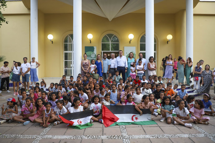El presidente de la Diputación, Salvador Fuentes, entre otras autoridades, en la recepción a los niños saharauis