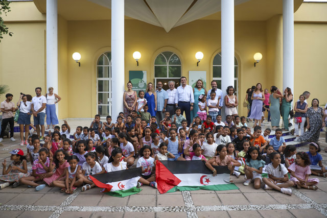 El presidente de la Diputación, Salvador Fuentes, entre otras autoridades, en la recepción a los niños saharauis